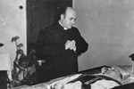 Krašićki župnik Josip Vraneković, Blaženikov suputnik i supatnik, moli nad preminulim svojim nadbiskupom.